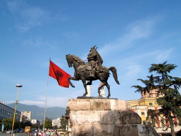 TIRANE/Një burrë hyp mbi monumentin e Skënderbeut: Zoti Lu më ndihmoni