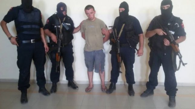 VIDEO 2/ Shoqërimi i Sokol Mjacaj në Polici pas arrestimit