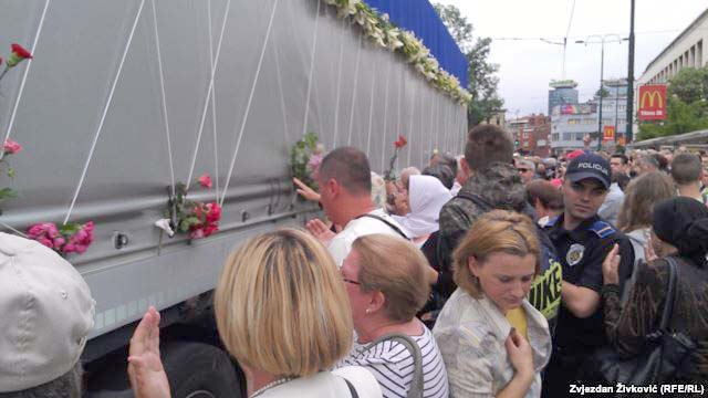 Parlamenti shqiptar 1 minut heshtje për masakrën e Srebrenicës