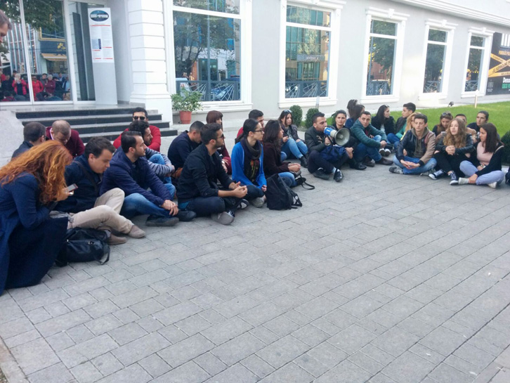 VIDEO/ Studentët zhvendosin protestën para policisë së Tiranës