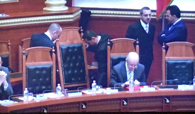 FOTO LAJM/ “Pesha e krimit i thyen karrigen Saimir Tahirit”