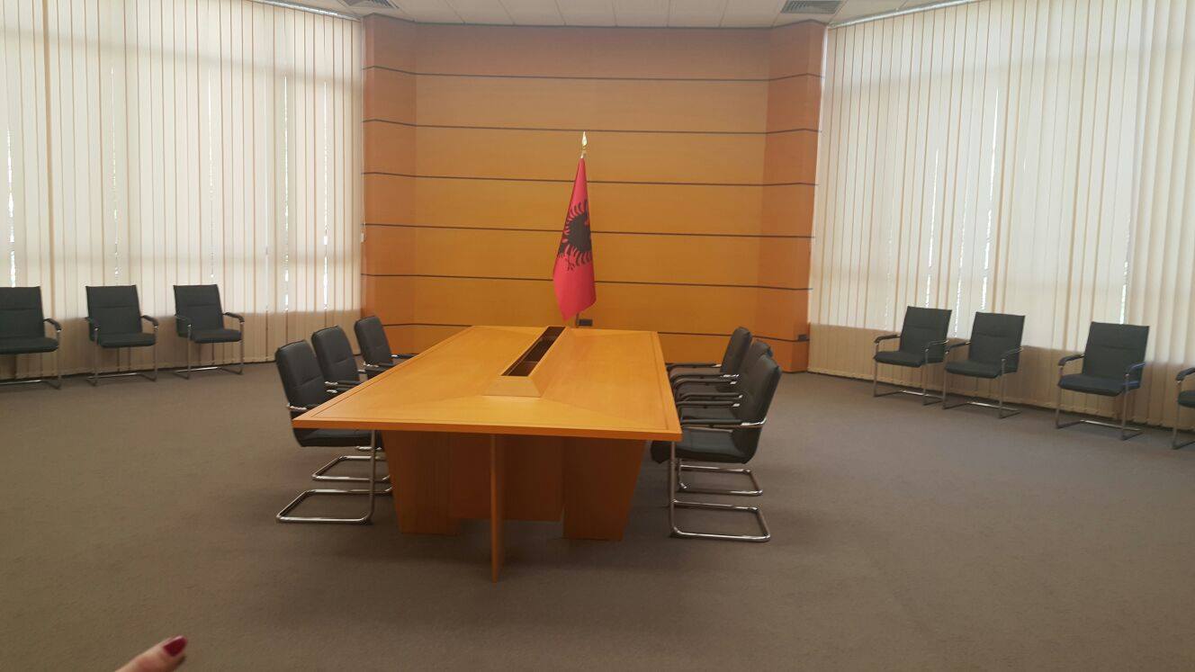 Nis takimi tek Pallati i Kongreseve, mes kryeministrit Rama e kreut të opozitës Basha