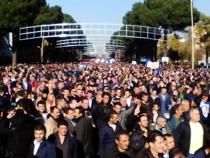 FILLON PROTESTA/ Sot me mijëra herë më shumë se 25 vite më parë, zgjedhje të reja të ikë qeveria