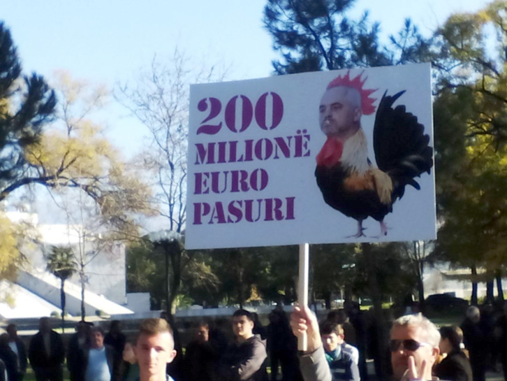 FOTO LAJM/ Protestuesit pankarta kundër kryeministrit Edi Rama