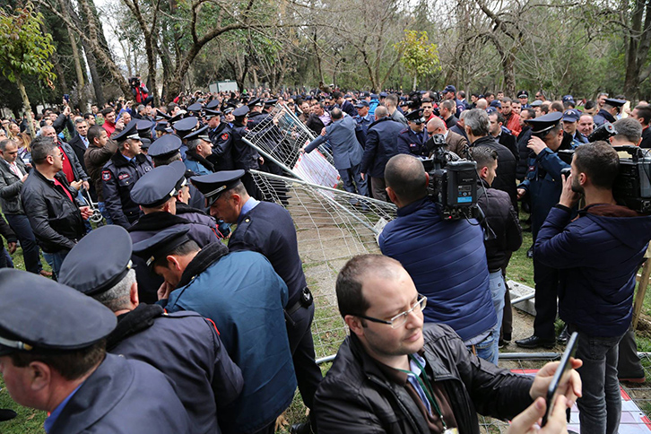 Protesta e opozitës, policia procedon Enno Bzdon shpall në kërkim 6 persona të tjerë