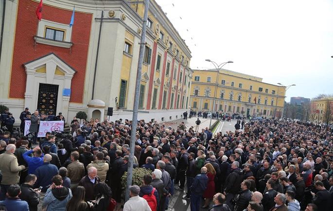 SALI BERISHA/ Protesta e bizneseve gjunjëzuan Edi Ramën dhe veglën e tij Erion Veliaj