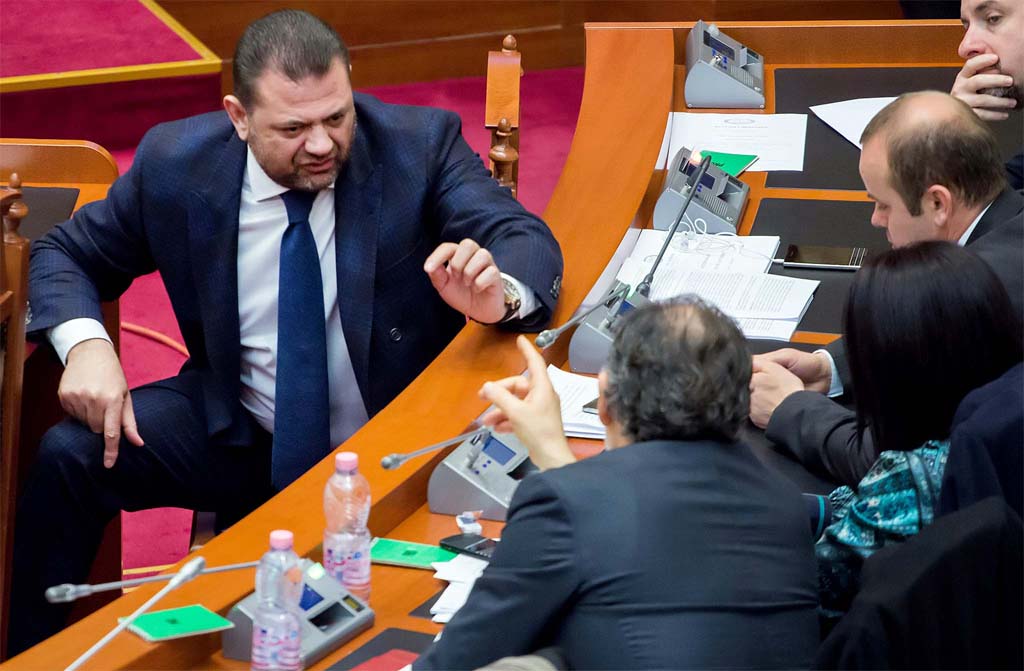 Deputeti Tom Doshi merr pjesë në seancën plenare në Kuvend