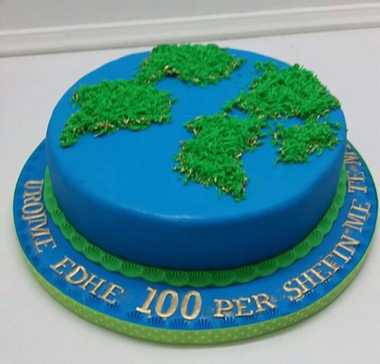 FOTO LAJM/ Një tortë për shefin më të mirë në botë …