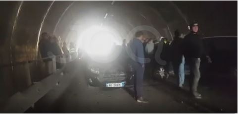 VIDEO/ Vlorë, dy makina përplasen në tunel, polici shkon “për ndihmë” por bie në puset