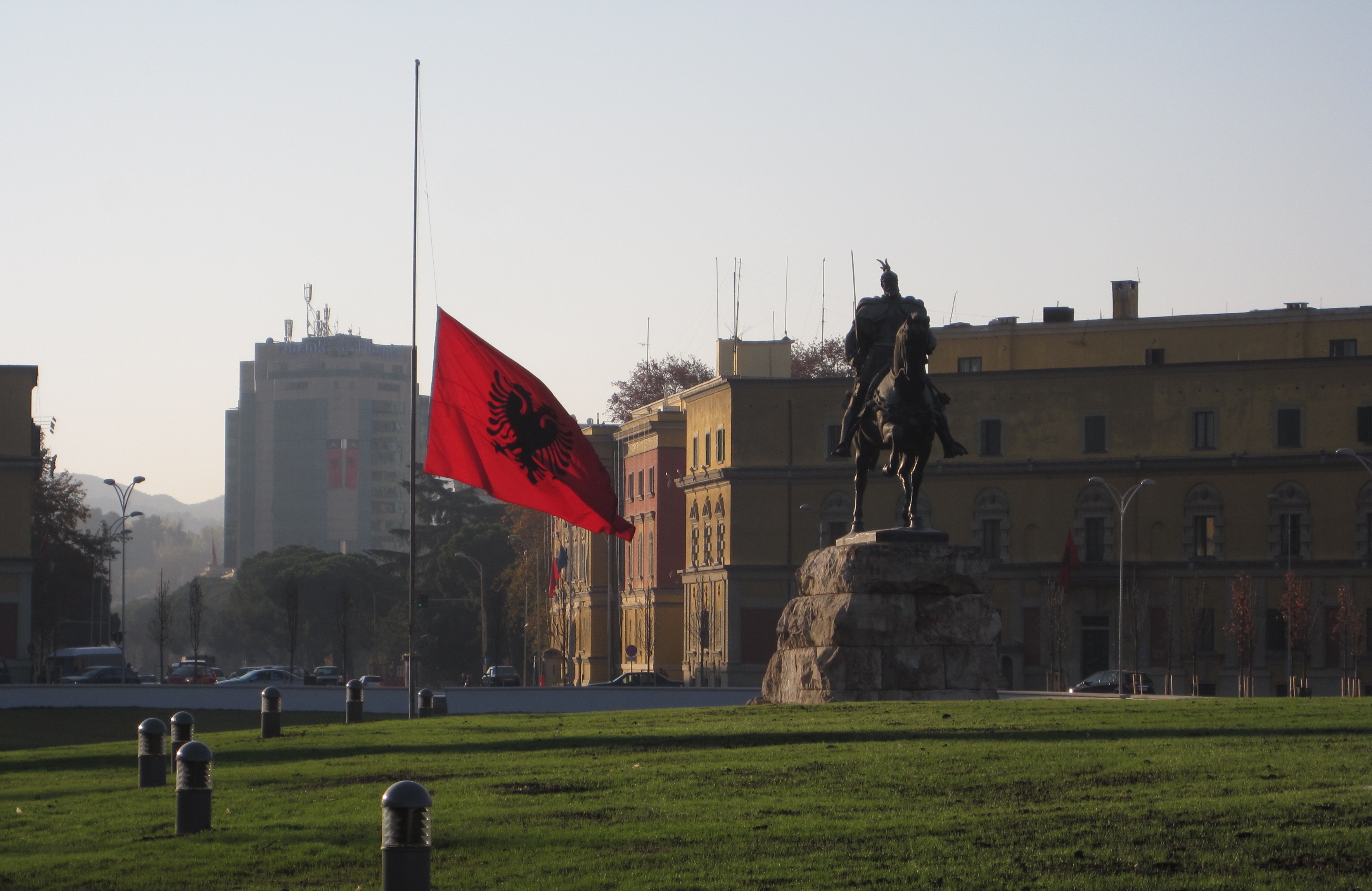 16 nëntor, Shqipëria në zi për sulmet në Parisë