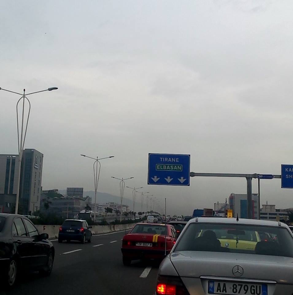 FOTO/Bllokohet trafiku te Casa Italia