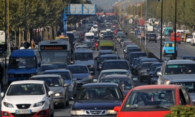 Qarkullimi/Tirana e bllokuar deri në orën 23.00