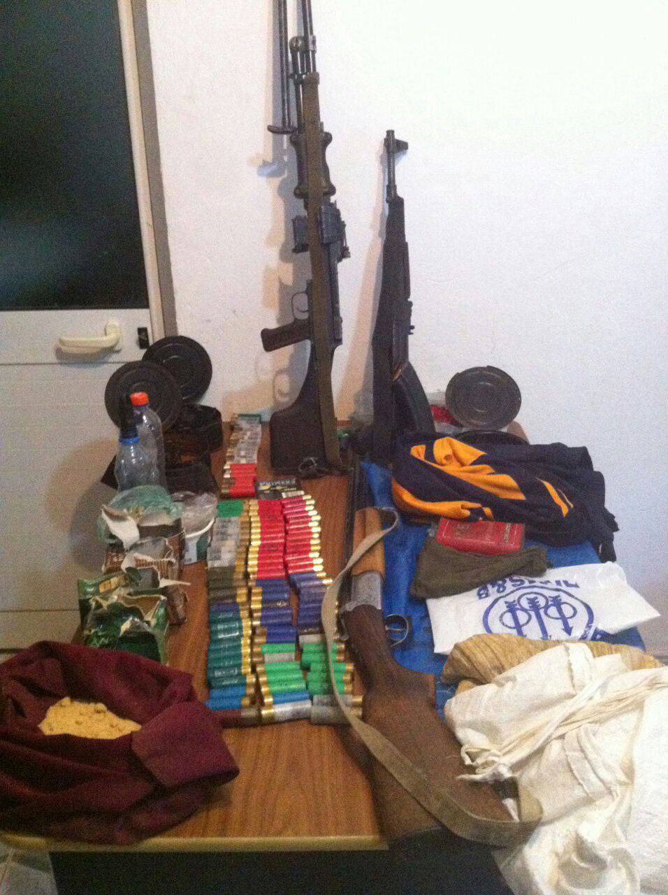 FOTO/ Tropojë,  “Ura e Bujanit” prangos 31 vjeçarin me automatik e mitraloz futur në thes, po shkonte ti shiste në pazar