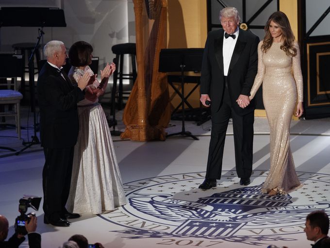 Nis epoka Trump, Presidenti i ri zë vend në tribunën e ceremonisë