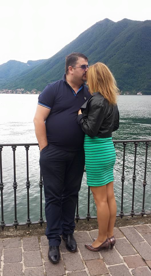 FOTO/ Deputetit ‘kaubojs’ i diplomohet gruaja, ja si e festojnë
