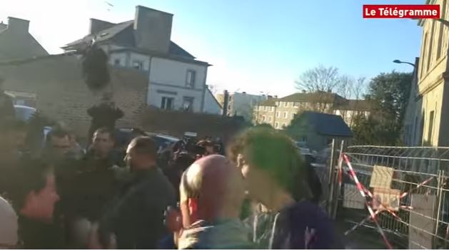 Francezët i futin një shpullë kandidatit socialist për President