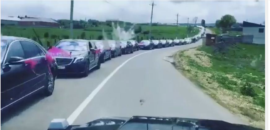VIDEO/ Si kjo dasëm s’keni parë! Kolona e pafund e Mercedes