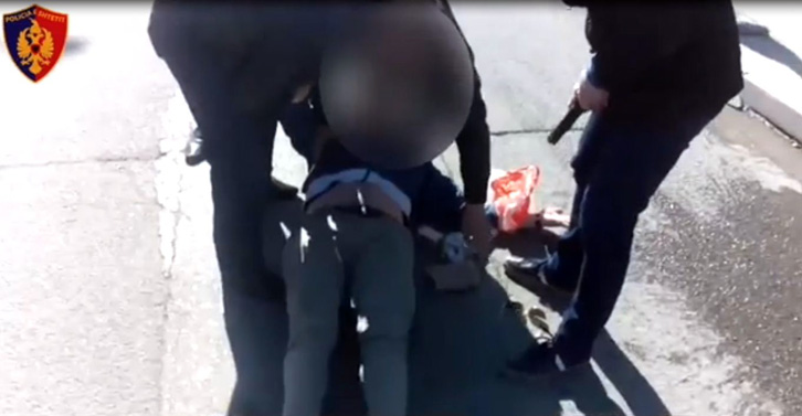 VIDEO/ Policia show në mes të Kamzës, shtrin për tokë dhe prangos një person për armëmbajtje pa leje