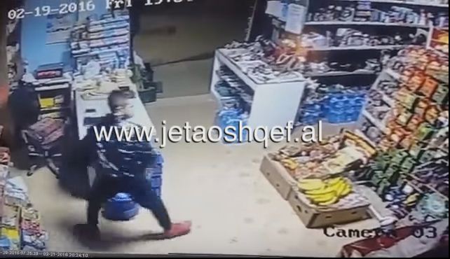 VIDEO/ Dy adoleshentë hutojnë shitësen, shoku i tyre vjedh xhiron ditore në market