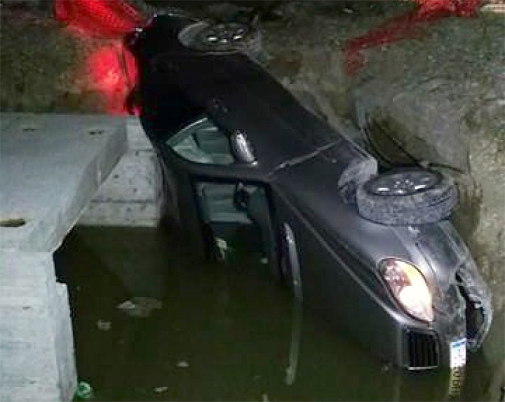 FOTO/ Vlorë, një tjetër makinë bie në gropat e rrugëve të Rilindjes