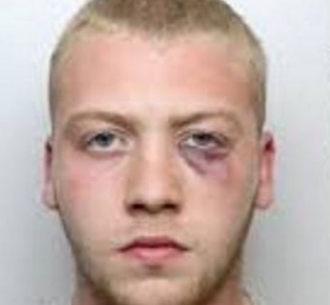 Vrau shokun e ngushtë sepse e zuri me të ëmën