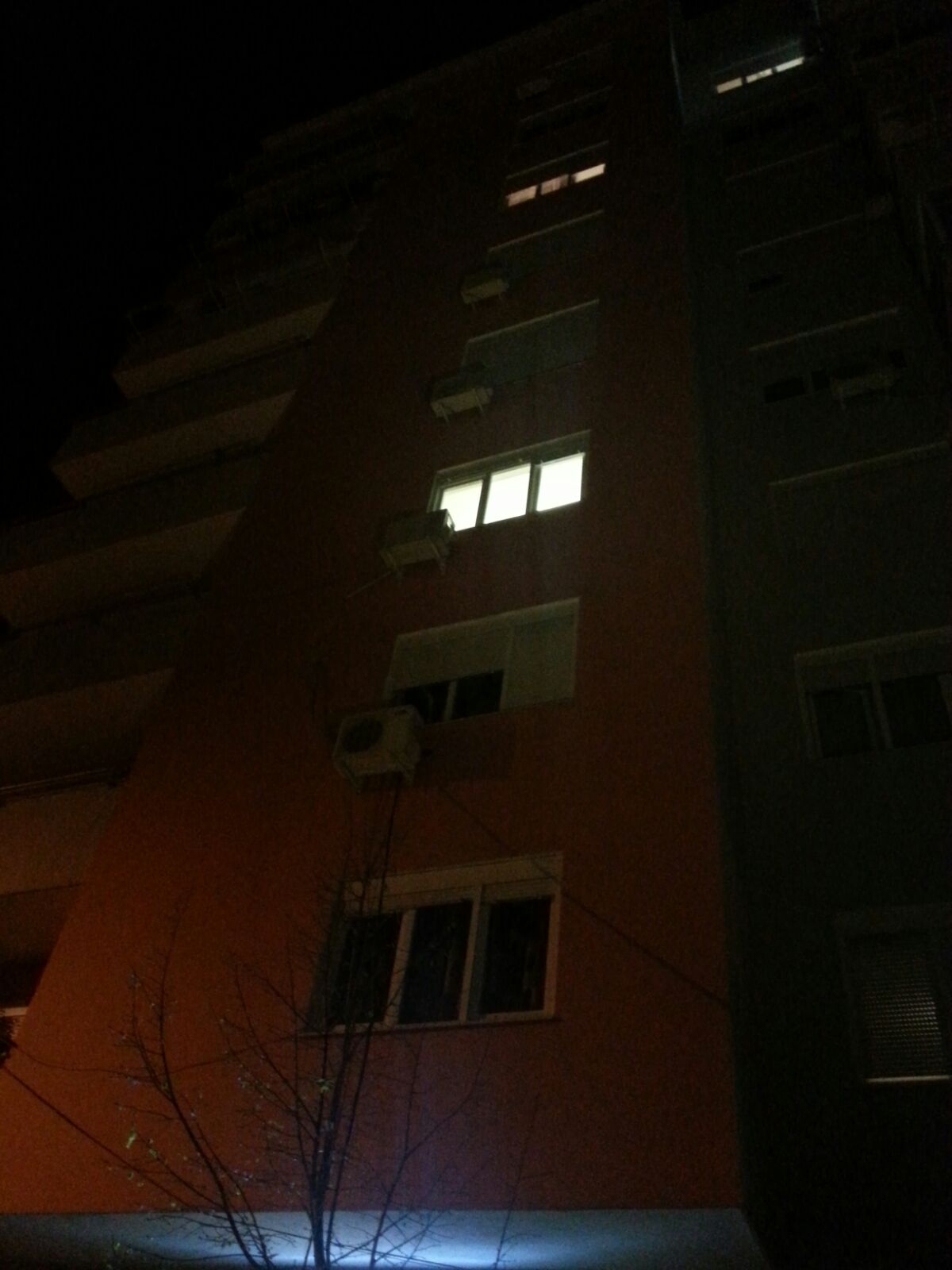 DESHMIA/Arturi shkoi me një thikë në dorë në shtëpi