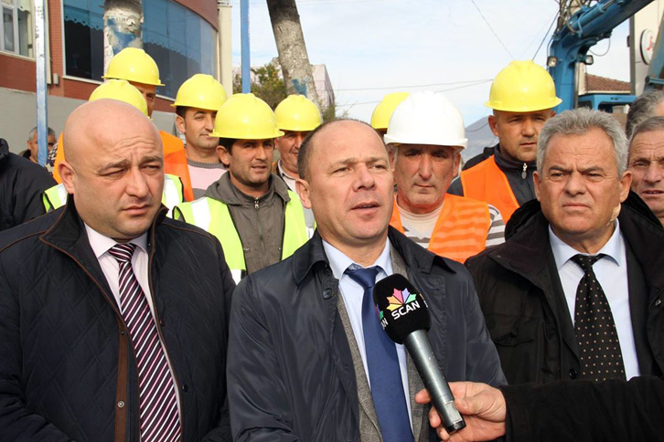 Kamëz, Xhelal Mziu përuron një rrugë në Paskuqan, përfitojnë 50 mijë banorë