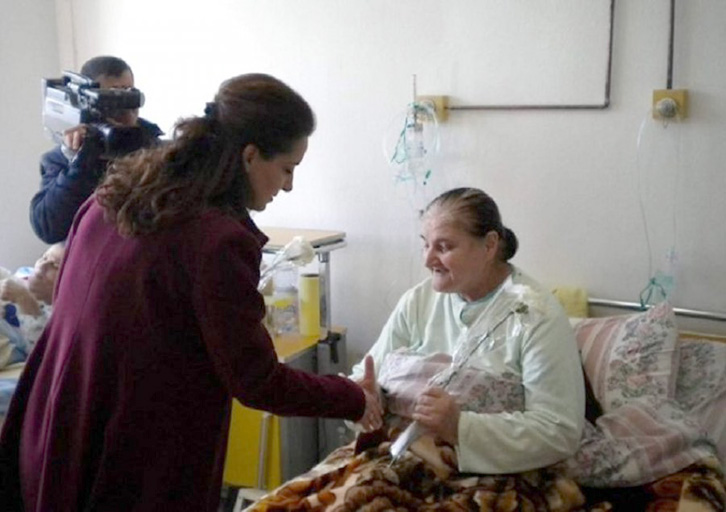 INCIDENTI/ Gjirokastër, gruaja dhuratë për 8 marsin kryebashkiakes, një të pështytur në surrat