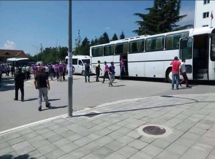 VIDEO & FOTO GALERI/ Edi Rama “pushton” Tropojën me mitingashës të dërguar me autobusë