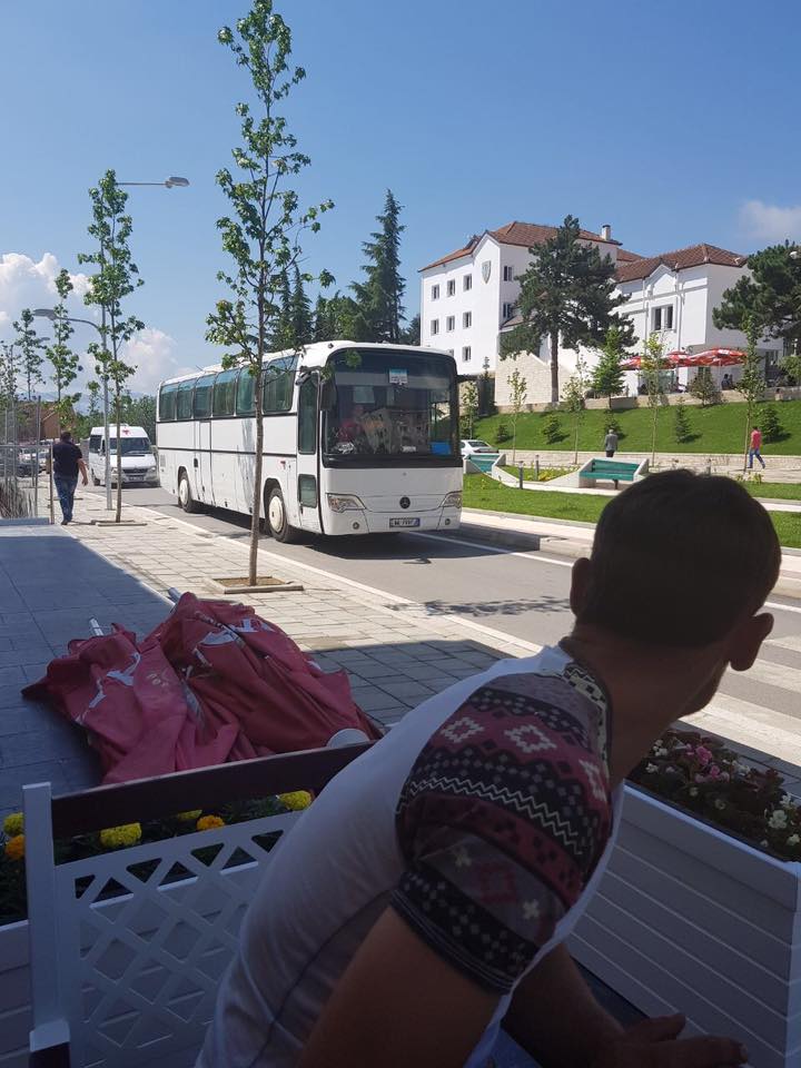 VIDEO & FOTO GALERI/ Edi Rama “pushton” Tropojën me mitingashës të dërguar me autobusë