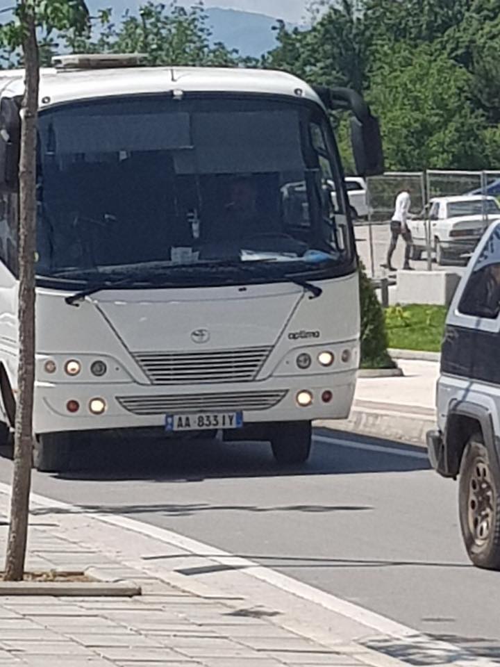 VIDEO & FOTO GALERI/ Edi Rama “pushton” Tropojën me mitingashës të dërguar me autobusë
