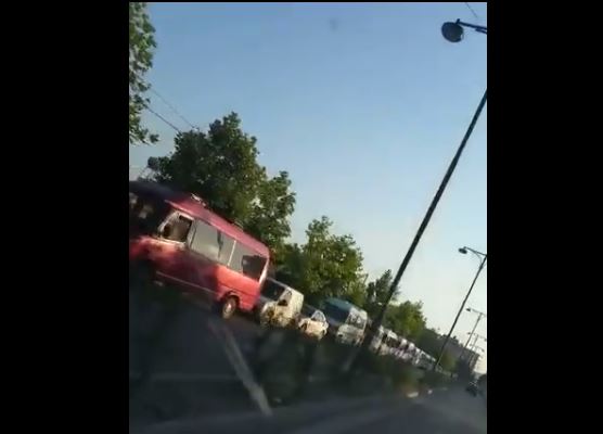VIDEO/ Publikohet karvani i fugonëve të Ramës që transportojnë mitingashët nga qyteti në qytet
