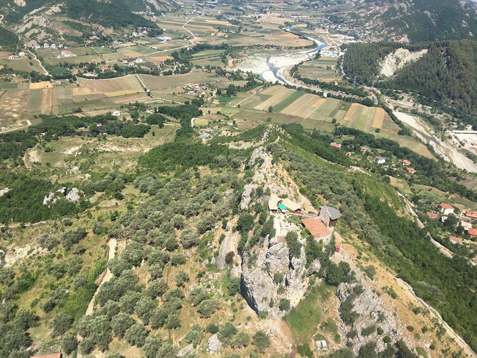 FOTO GALERI/ Ministri Demiraj monitoron nga ajri gjendjen e kultivimit të bimëve narkotike