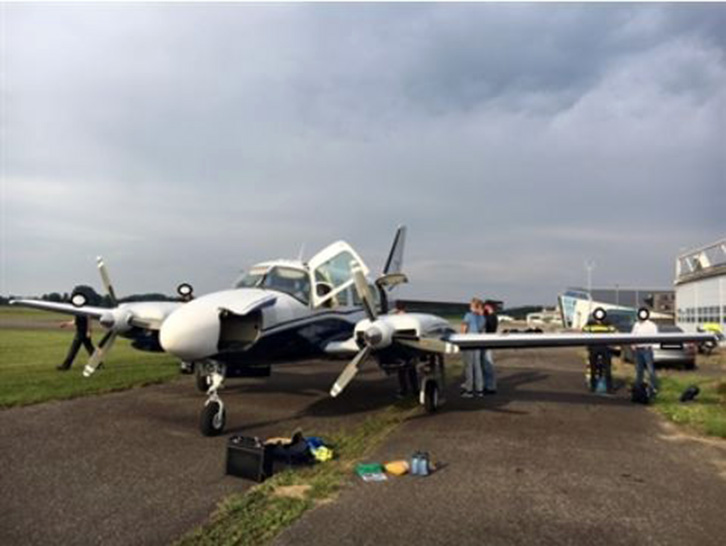 FOTO/ Ndalohen 14 klandestinë shqiptarë, tentuan të kalonin me avion nga Holanda në Britani