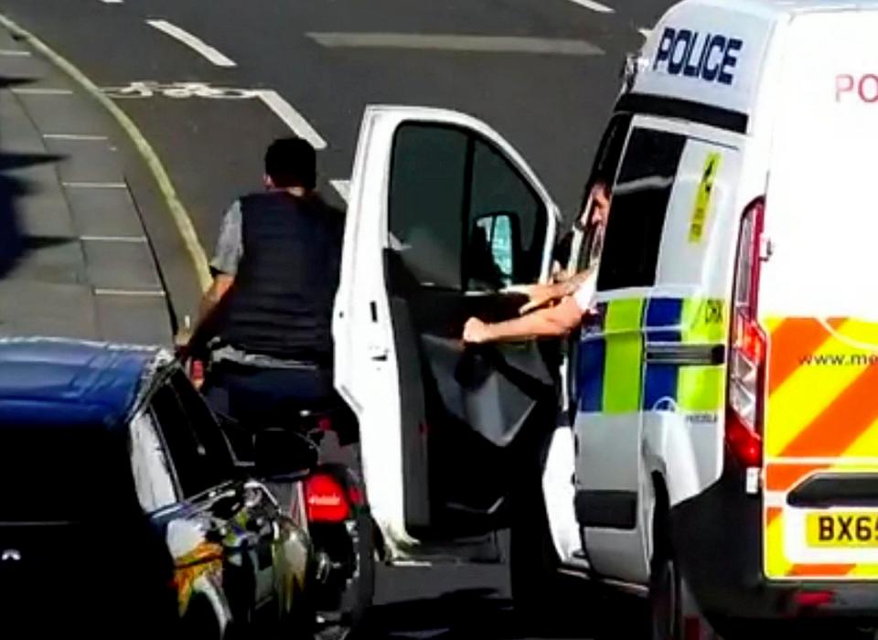 VIDEO & FOTO GALERI/ Vodhi “Range Rover”-in…, por shihni arrestimin spektakolar nga policia