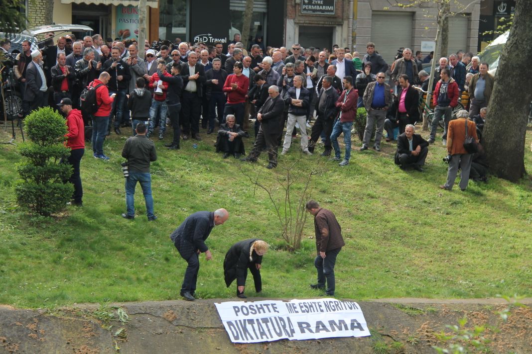 VIDEO & EMRA/ Skandal, policia masakron dy protestues, kërkohet ambulanca