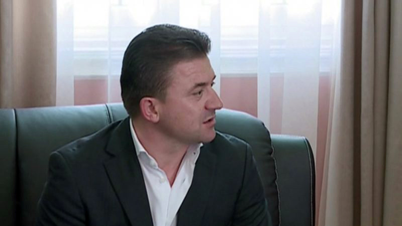 Zvarritja e gjykimit, Gjykata “në dilemë”: Ku e plotësoi formularin e vetëdeklarimit Elvis Rroshi…?!