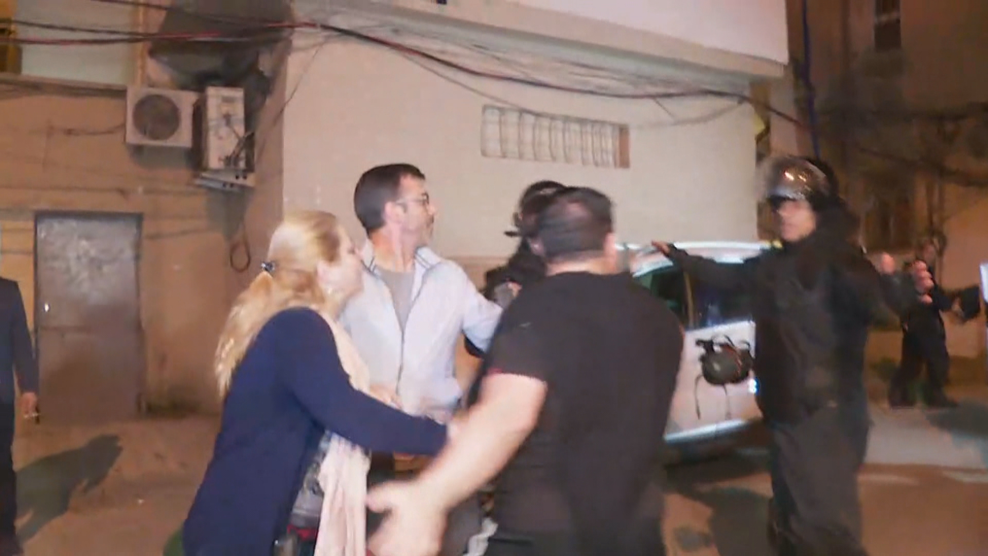 VIDEO/ Dalin pamjet e tjera te dhunes,  Vokshi-policeve: Si nuk keni turp