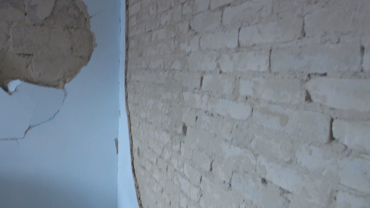 “Mezi e kam marrë këtë shtëpi, dua të jetoj këtu”, Qytetarja e dëmtuar nga tërmeti në Kombinat denoncon: Na kanë thënë se do prishet pallati, por ende asgjë