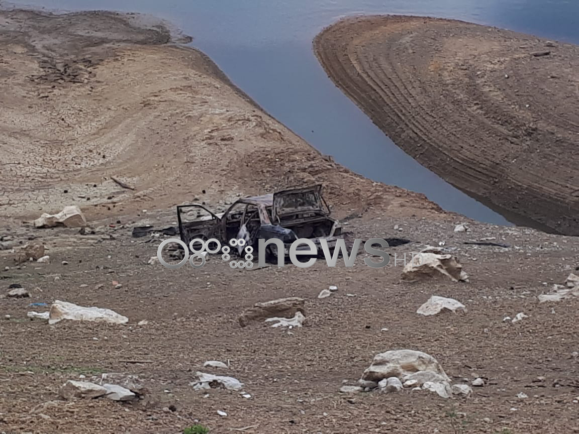 FOTO/Makinë e djegur afër Shkodrës, dyshohet të jetë përdorur në vepra kriminale
