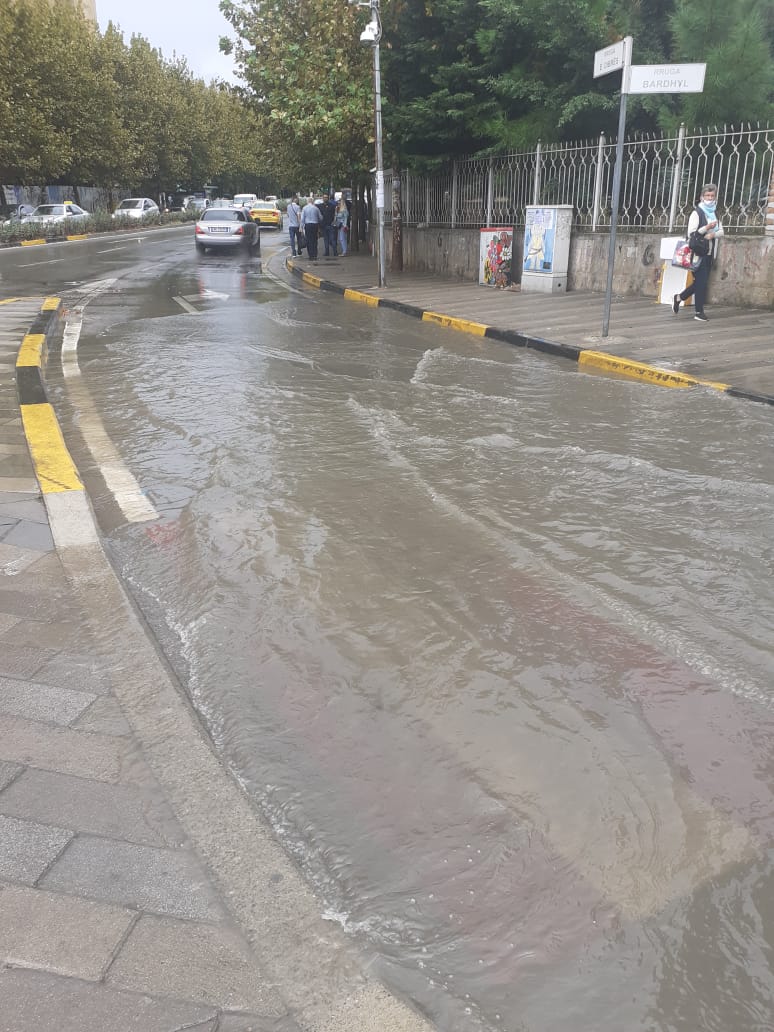 FOTO/Në dy ditë me shira, përmbyten rrugët kryesore të Tiranës