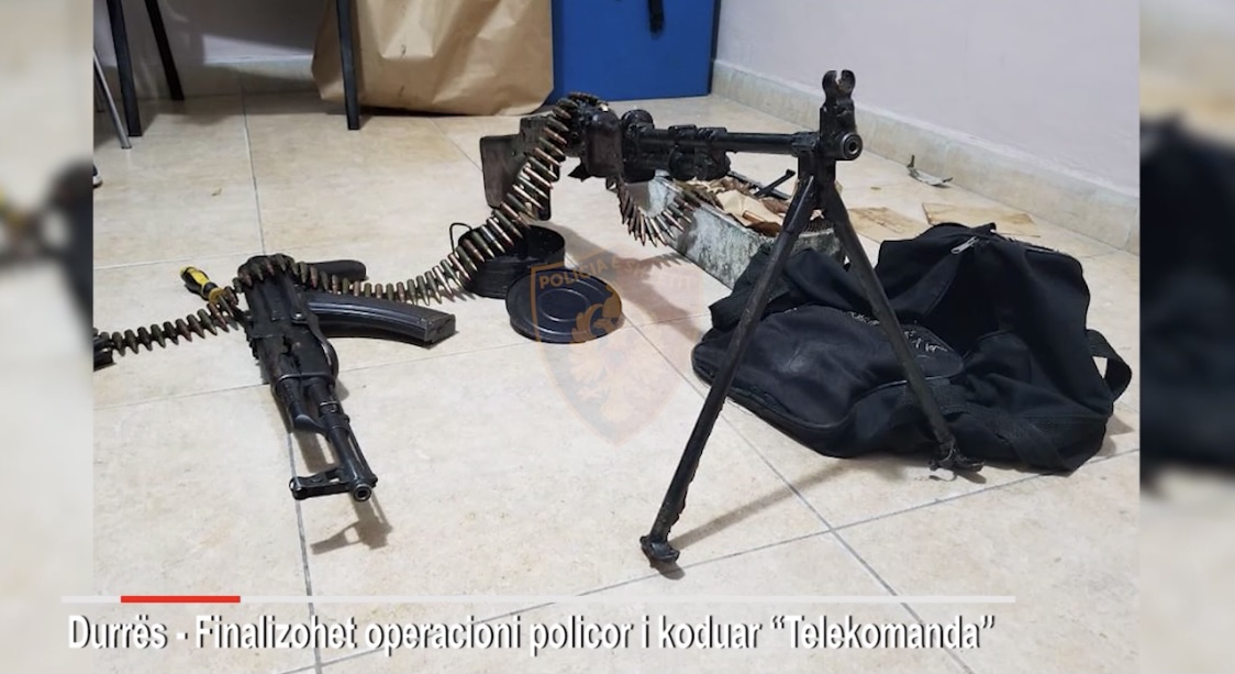 DURREs/ Policia i gjen mitraloz ne makine, 2 ne pranga