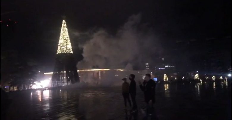 Protestuesit perdhosin bashkine dhe djegin pemen e zbukuruar ne Sheshin Skenderbej