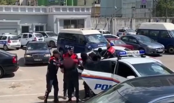 Tiranë/ Goditi policin, arrestohet i riu ,në pranga dhe 4 shtetas të tjerë për vepra të ndryshme penale