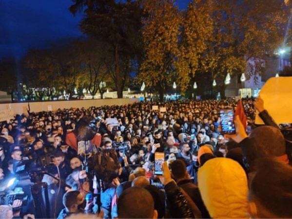 VIDEO & FOTO/ Shtohen protestuesit para kryeministrise, tension dhe këmbëngulje, të ikë Lleshaj