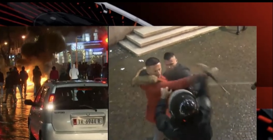 Protestuesit në ish bllok, të rinjtë përleshje trup me trup me policinë