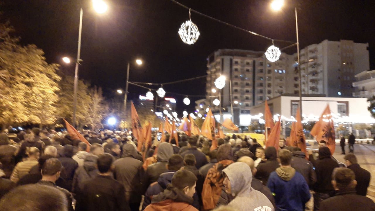 Nisin protestat ne disa qytete te vendit, në Tiranë policia shoqeron të rinjtë