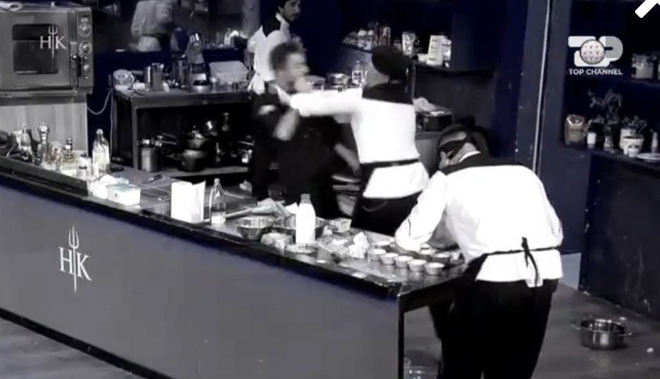 Sherr i rrezikshëm në ‘Hell’s Kitchen’, konkurenti qëllon dhe rrëzon për tokë Renaton: Ik more rrotë *ari!