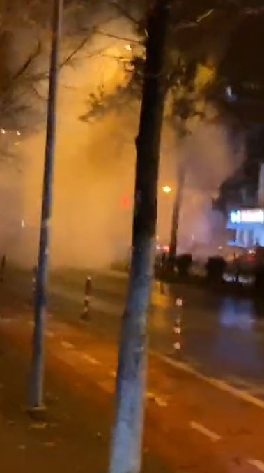 Dhjetra police rrethojne “vilen e Enverit” ta mbrojnë nga protestuesit