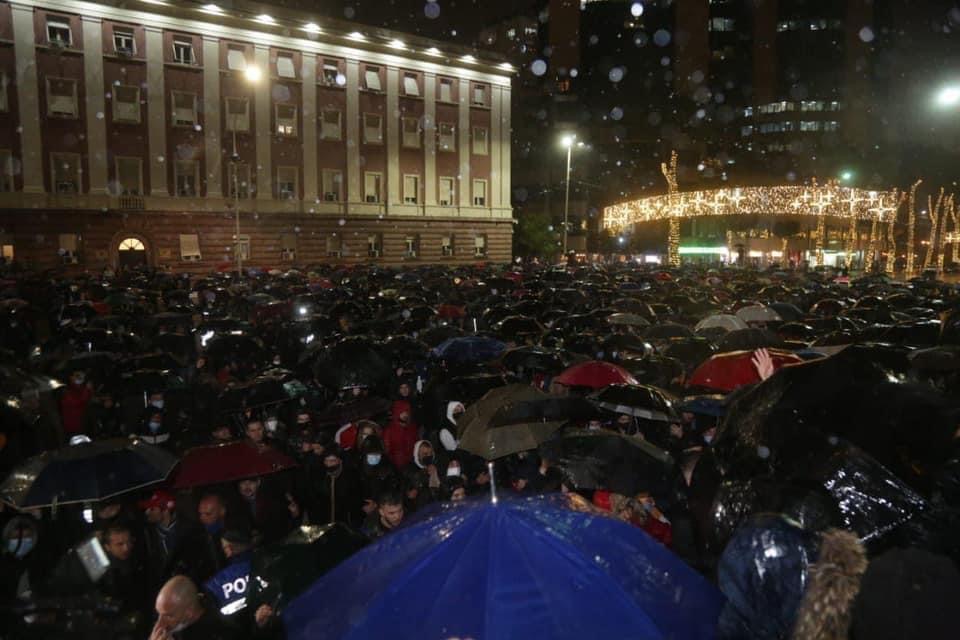 VIDEO & FOTO/ Shtohen protestuesit para kryeministrise, tension dhe këmbëngulje, të ikë Lleshaj